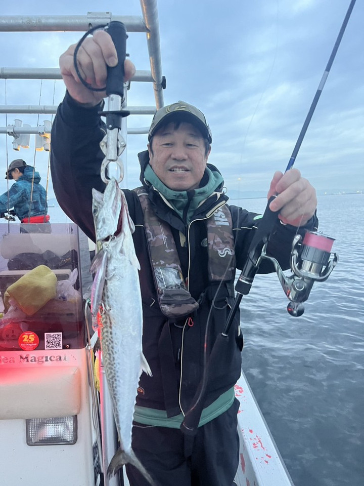 587552090563019229_medium